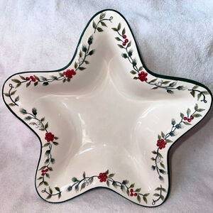 Preowned Pfaltzgraff Winterberry 11" Star Shaped Serving Bowl Dish Winter Theme